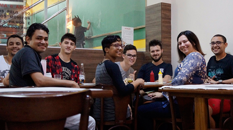 A turma da UPTIME Cariacica (ES) foi a uma pizzaria e aproveitou para jogar “cards talk”, em que os participantes respondem às perguntas das cartas do jogo