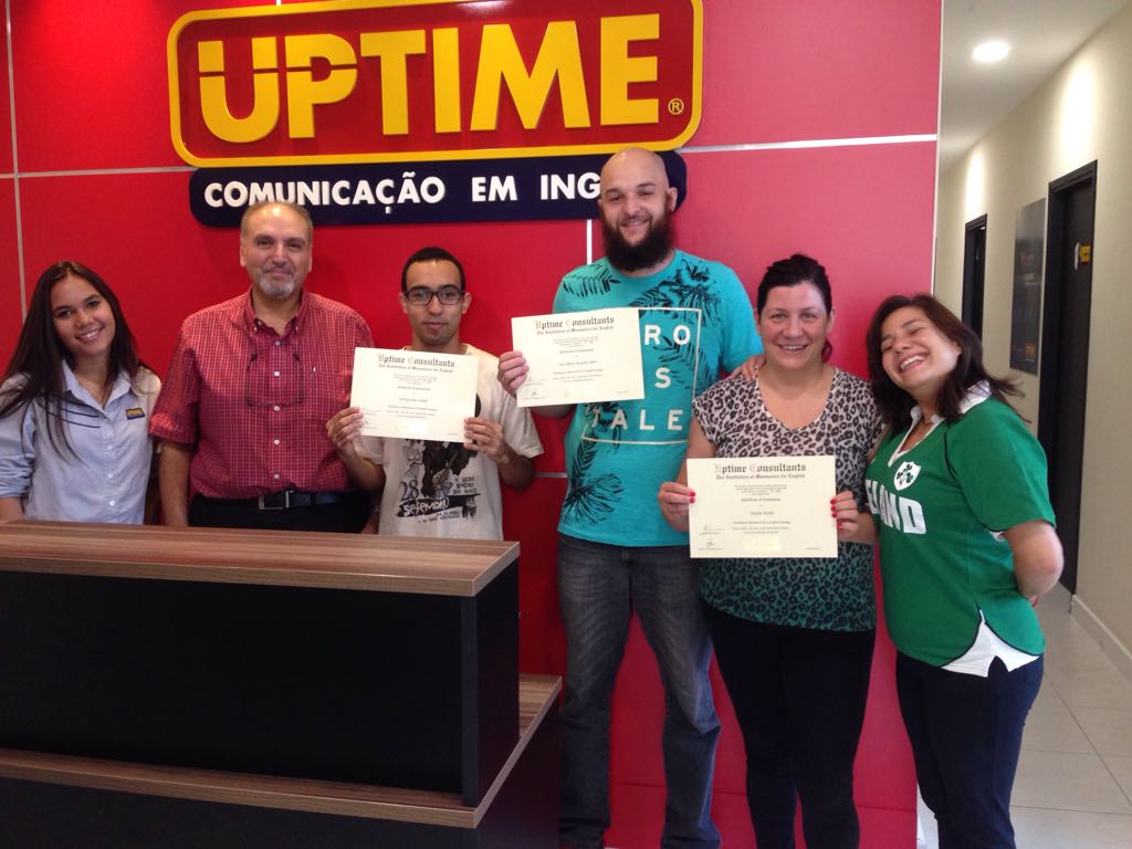 Entrega de certificado aos primeiros concluintes do College da UPTIME Itatiba (SP)