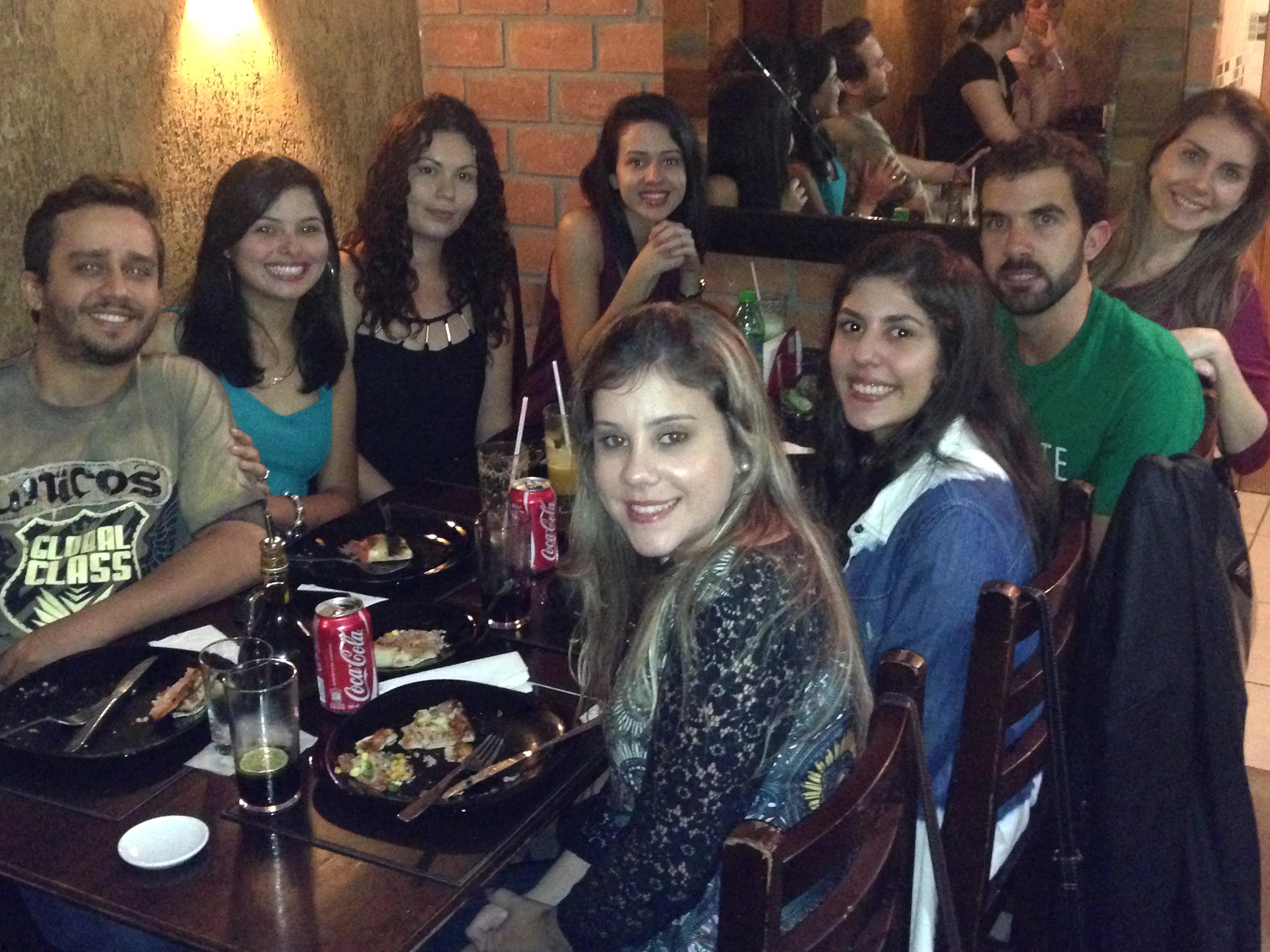 Alunos e colaboradores em uma pizzaria da cidade Americana (SP)