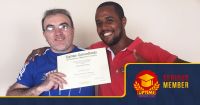 Herculis à esquerda, com o certificado de conclusão de curso da UPTIME. 