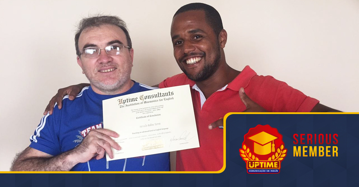 Herculis à esquerda, com o certificado de conclusão de curso da UPTIME. 