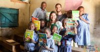 Victor e sua namorada com a turma de alunos em Narobi